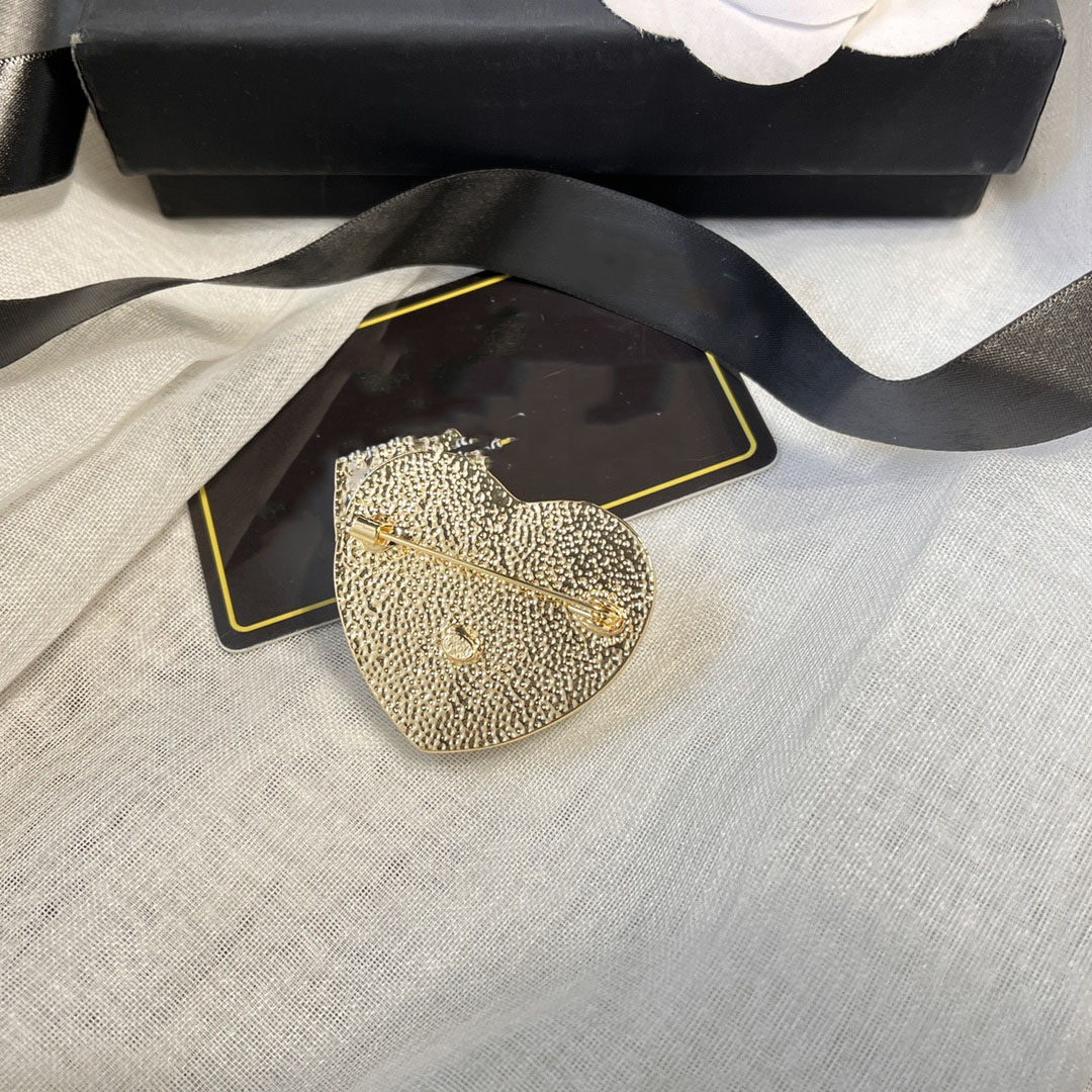 

Luxury Designer Stainless Steel Letter Brooches Women 18K Gold Plated Suit Laple Pin Crystal Rhinestone Metal Fashion Jewelry D095