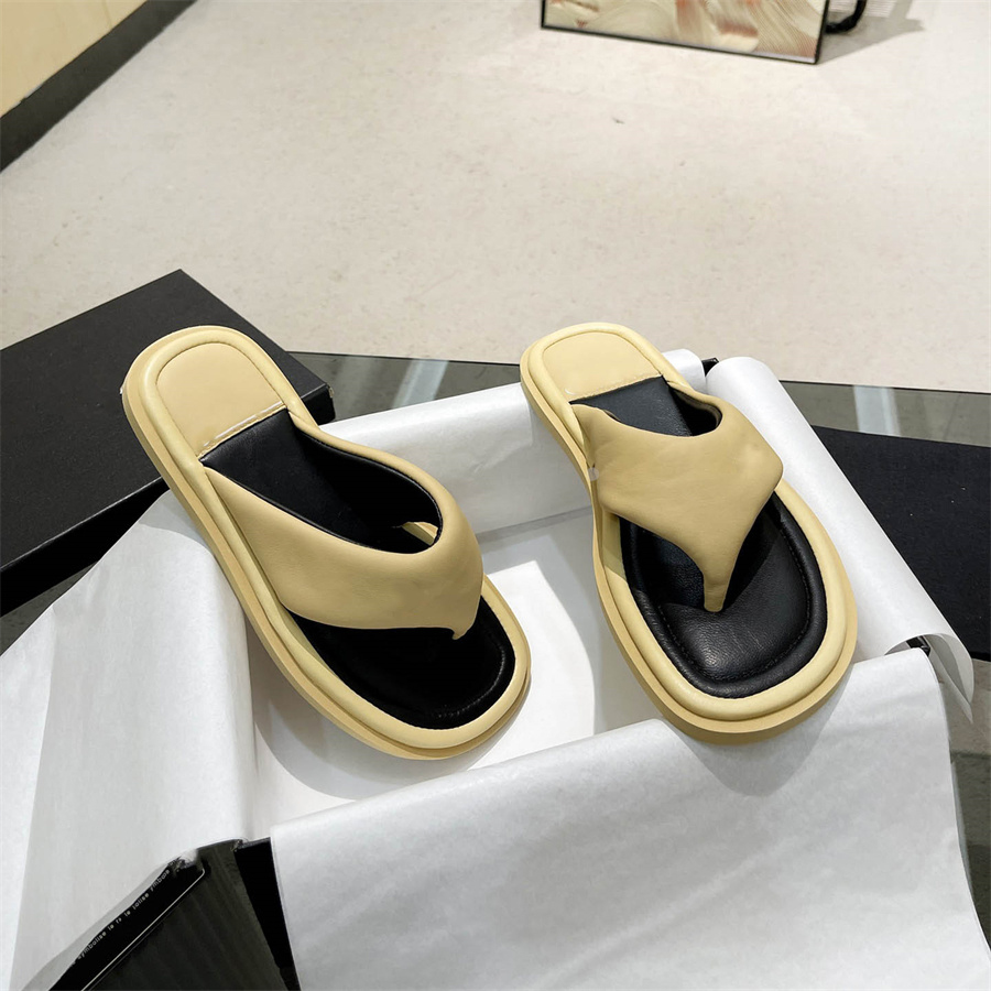 

Designer CC Beach Shoes Luxury Channel Leather Flip Flops fo Women Fashion Sandals Classic Flat Slippers Outdoor Shoes Summer Slides for Holiday Party XT07