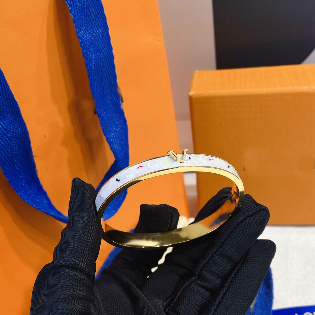 

Charm Bangle for Women Luxury Designer Jewelry V Letter Presbyopia Flowers 18K Gold Plated Stainless Steel Bracelet Wedding Gifts S293