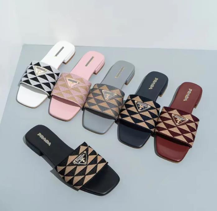 

Luxury Embroidered Fabric Slippers Black Beige Multicolor Embroidery Mules Womens Home Flip Flops Casual Sandals Summer Leather Flat Slide Rubber factory outlet, Red