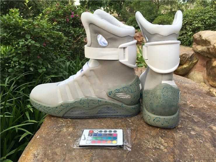 

2023 NEW 2020 Designer Air mag Back to the Future Fashion brand Sneakers mens women Luxury Running shoes LED lighting outdoor trainers with box Back, Men us8=eur41=uk7