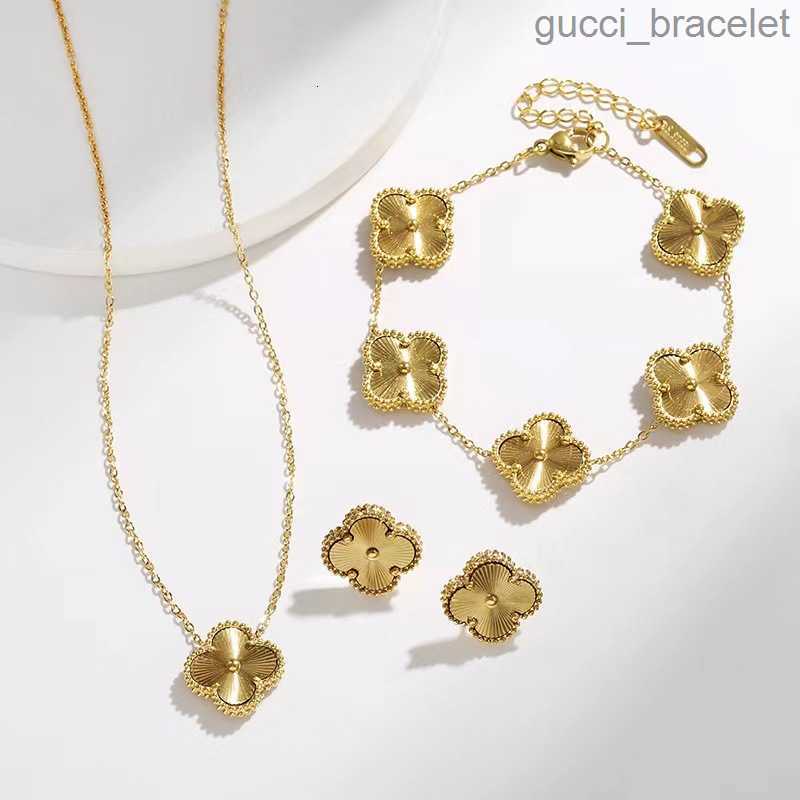 

Luxury Design Gold Pendant Necklace Bracelet Earring Jewelry Set for Gift