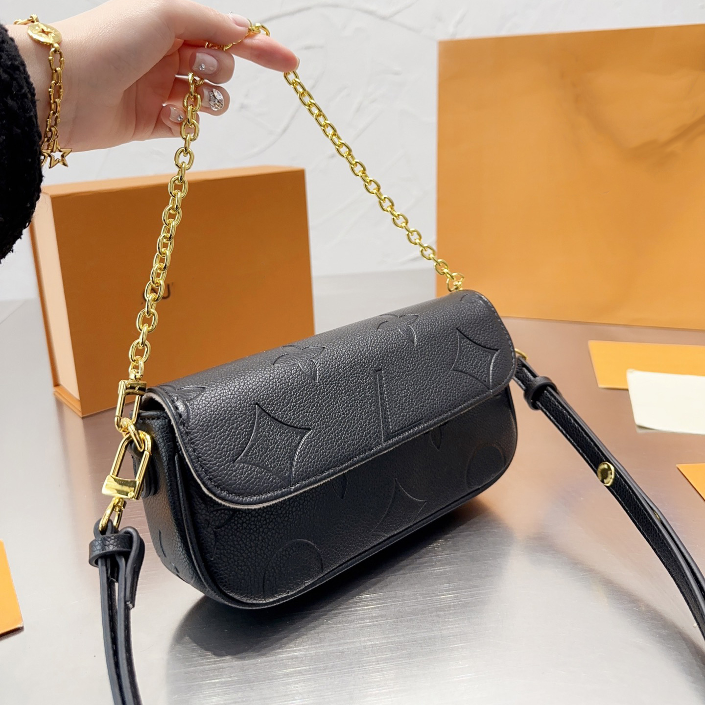 

23SS Women Luxurys Designers Mini Shoulder Bags Gold Chains Pochette Handbag Leather Totes Flowers Messenger Bag Messenger Ladies Wallets Pouch Purse 22CM, Black