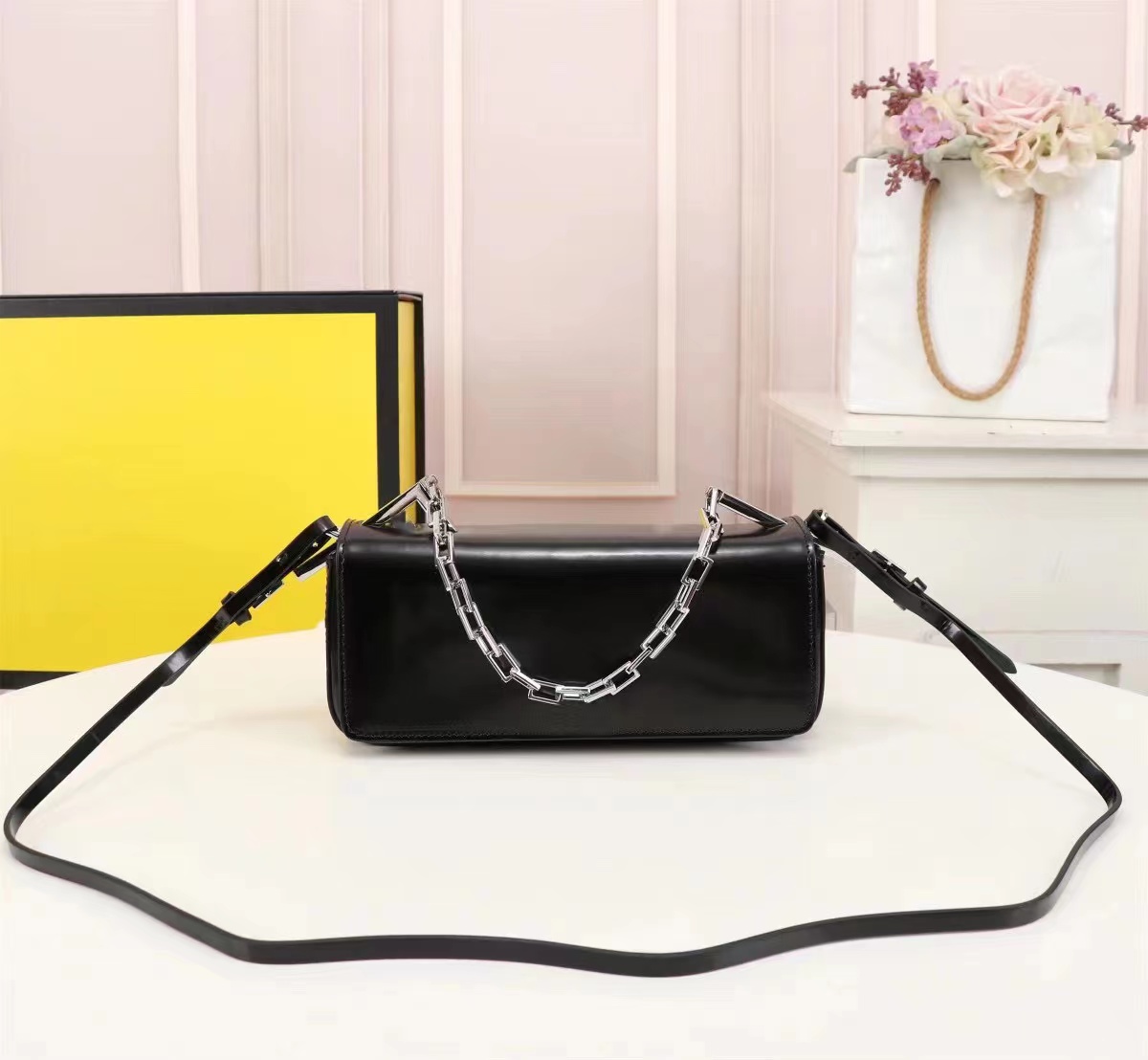 

Luxurys Designers Clutch large Shopping Bags Handheld bag accessories and chains are equipped with handbags, mirrors, short chain handles, and can be held by hand bags, Pink