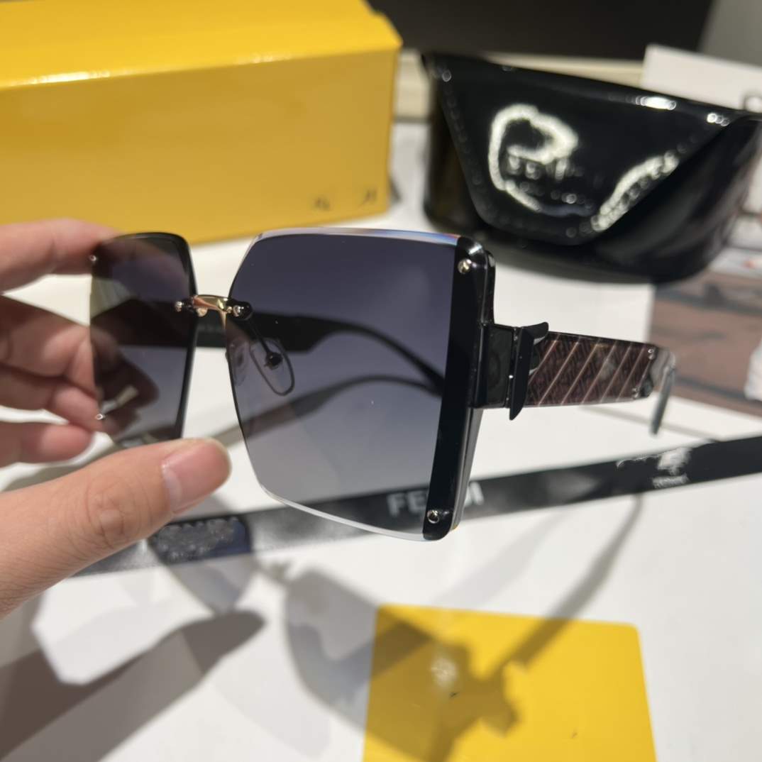 

Sunglass Elegant Designer Rimless Polarized Glasses Rivets Letter Design for Man Woman 5 Option High Quality Sunglasses 01
