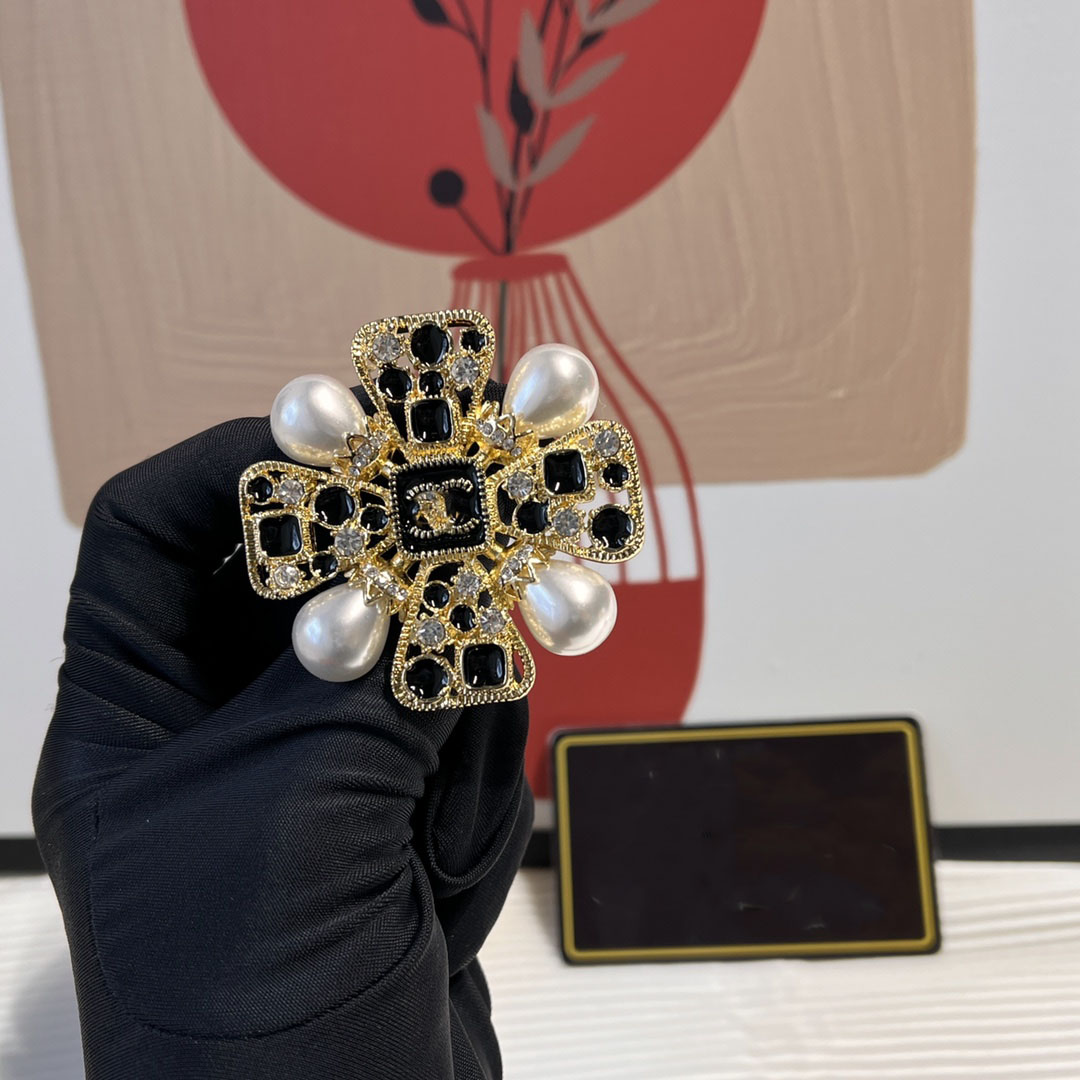 

Brand Designer Stainless Steel Letter Brooches Lipstick Design Luxury Women Crystal Rhinestone 18K Gold Plated Suit Laple Pin Metal Fashion Jewelry D096