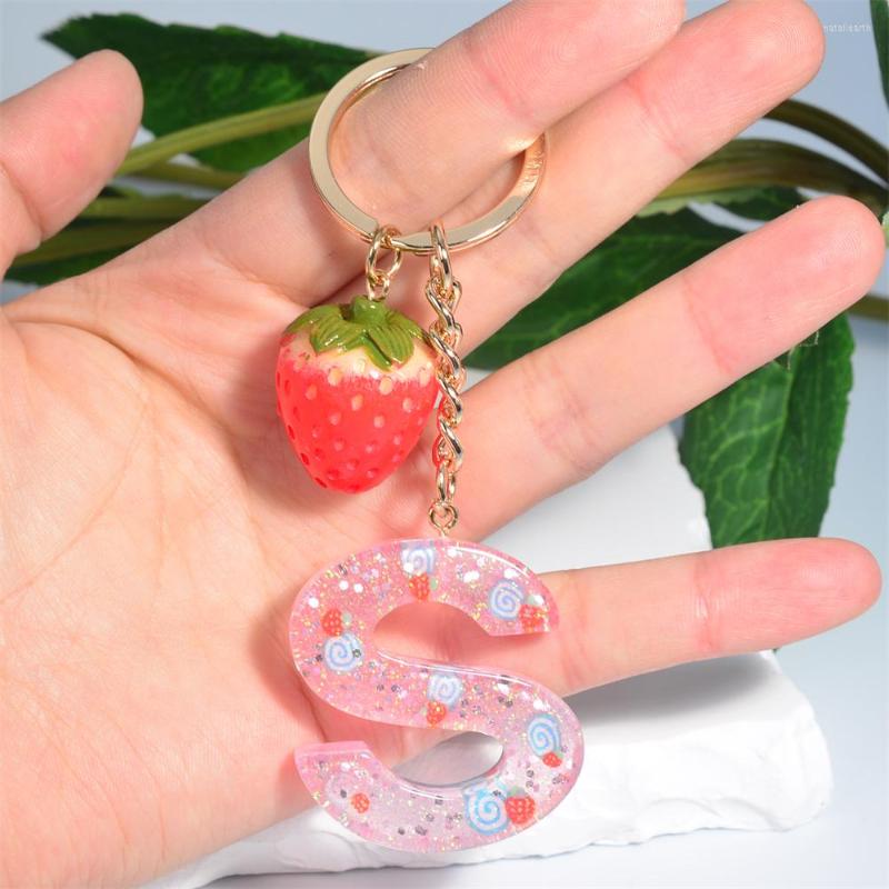 

Keychains Cute Strawberry Pattern Letter Keychain Initial Keyring With Pendant For Girls Bag Hanging Decoration Souvenir