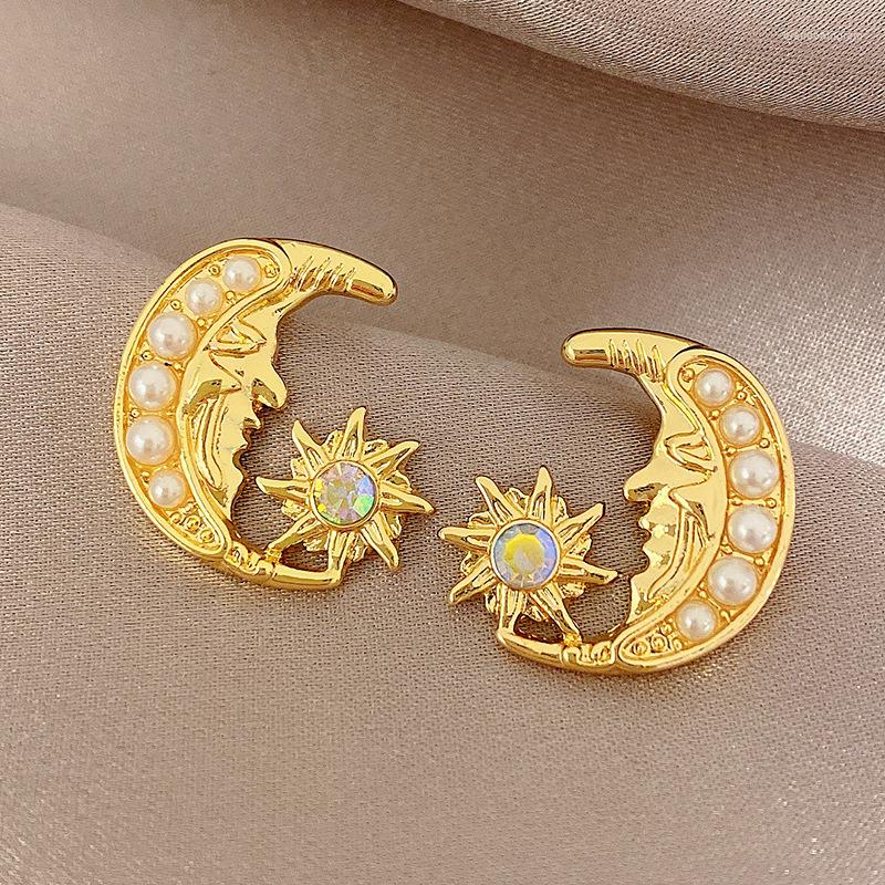 

Stud Earrings French Retro Moon Pearl Women's Fashion Temperament Design Sense Versatile