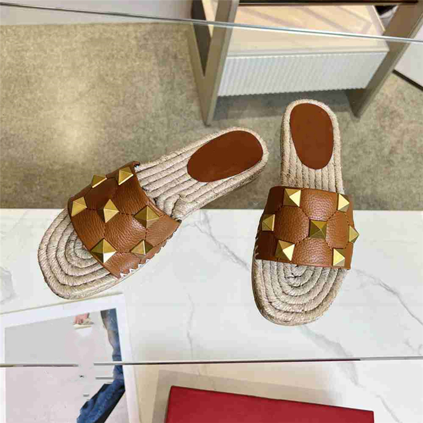 

Fashion Slippers 2023 Valentinoity Luxury Design Summer Men and Women Flat Shoes Thick Sole Leather Rubber Letter Logo Casual Cartoon Slippers 06-010
