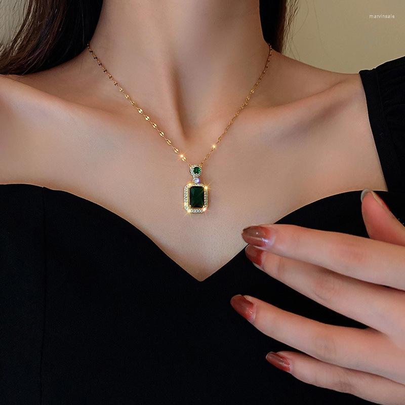 

Chains Luxury Retro Style Sparkling Green Square Zircon Pendant Necklace For Women Colorfast Wedding Party Temperament Clavicle Chain