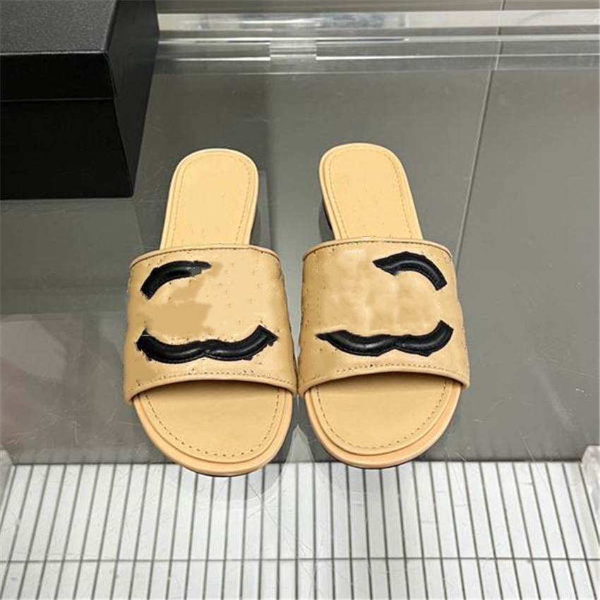 

Fashion Slippers 2023 Channel Luxury Design Summer Men and Women Flat Shoes Thick Sole Leather Rubber Letter Logo Casual Cartoon Slippers 06-010