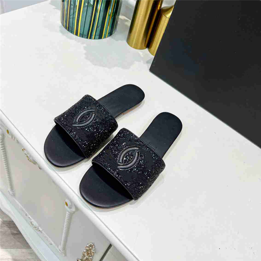 

Fashion Slippers 2023 Channel Design Summer Men and Women Flat Shoes Thick Sole Leather Rubber Letter Logo Casual Cartoon Slippers 07-04