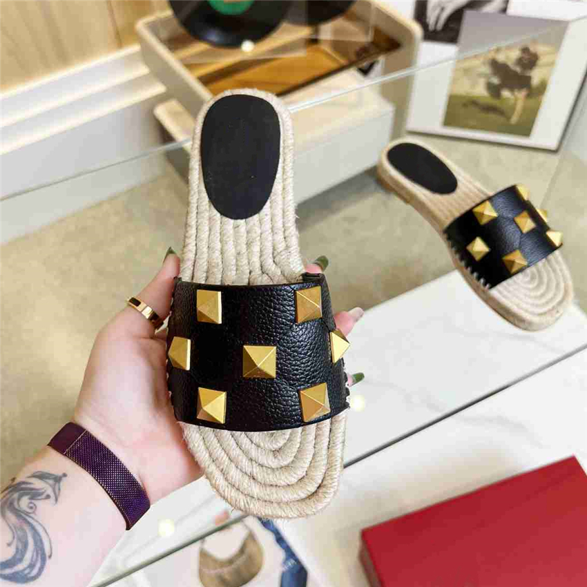 

Fashion Slippers 2023 Valentinoity Luxury Design Summer Men and Women Flat Shoes Thick Sole Leather Rubber Letter Logo Casual Cartoon Slippers 06-08