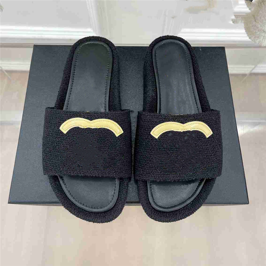 

Fashion Slippers 2023 Channel Luxury Design Summer Men and Women Flat Shoes Thick Sole Leather Rubber Letter Logo Casual Cartoon Slippers 06-05