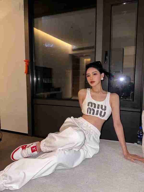 

Women's Two Piece Pants designer European Miao 23 Spring/Summer New Sleeveless Beaded Short Tank Top Elastic Waist Casual Lightweight Sweater Set for Women 0YQ6, White3