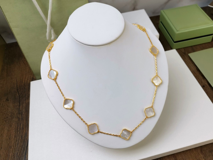 

Fashion Woman Luxury Pendant Necklaces Four Leaf Clover Designer 18k Gold Plating Van Classics Jewelry Women Brand Trend Chokers Necklace r78