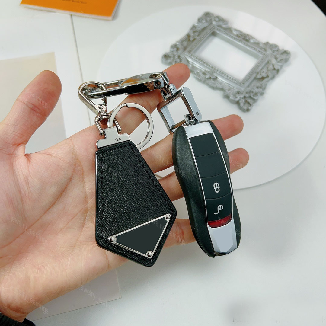 

Designer Leather Keychain P Mens Black Key Chain Women Accessories Car Keychains with Snap-hook and Ring Letter Luxury Pattern Jewelry Gifts Lanyards for Key Bag