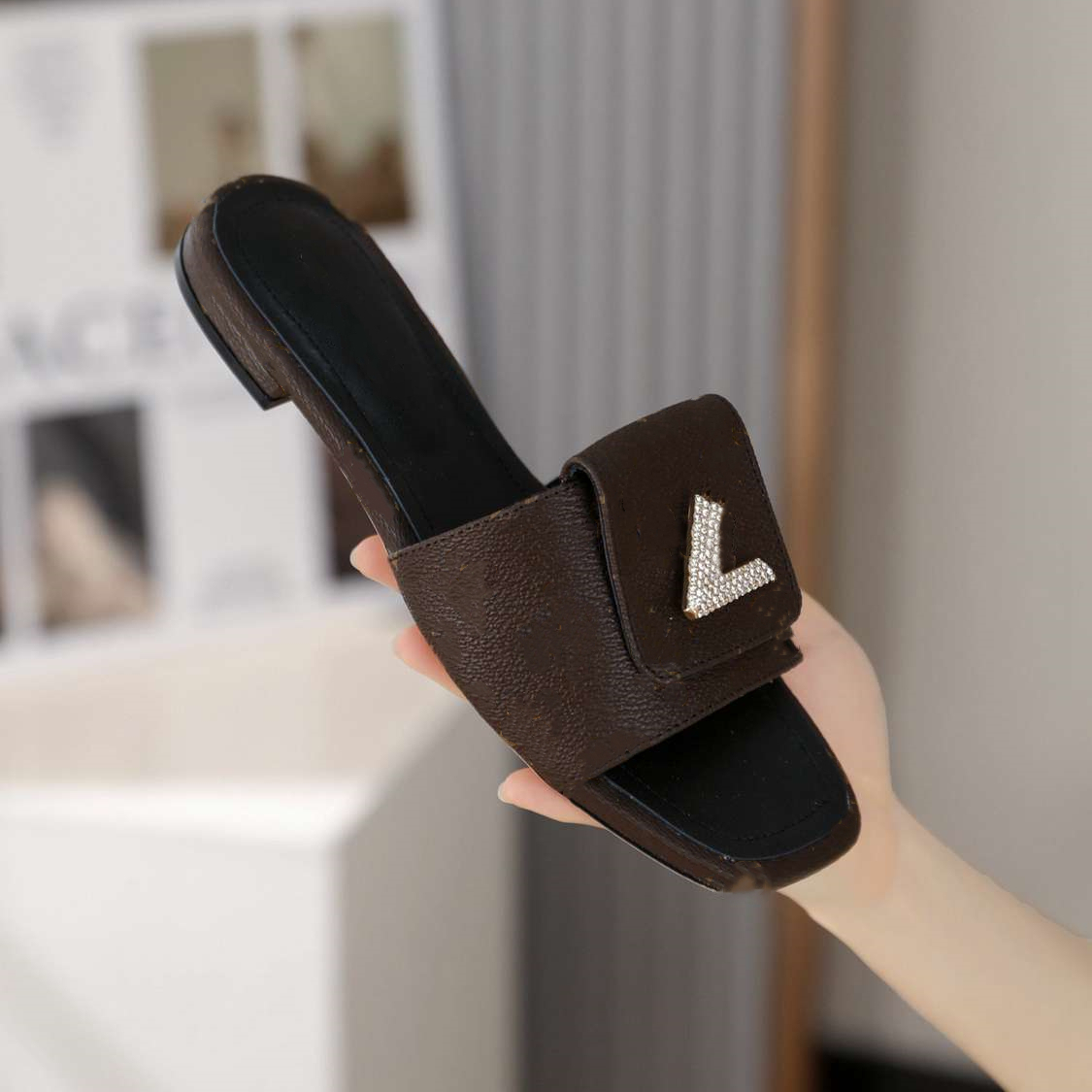 

Fashion Slippers 2023 Louisity Luxury design Summer Viutonity Men flat Women Slope Heel Leather Rubber Letter Logo Casual Sandals lvity 07-015