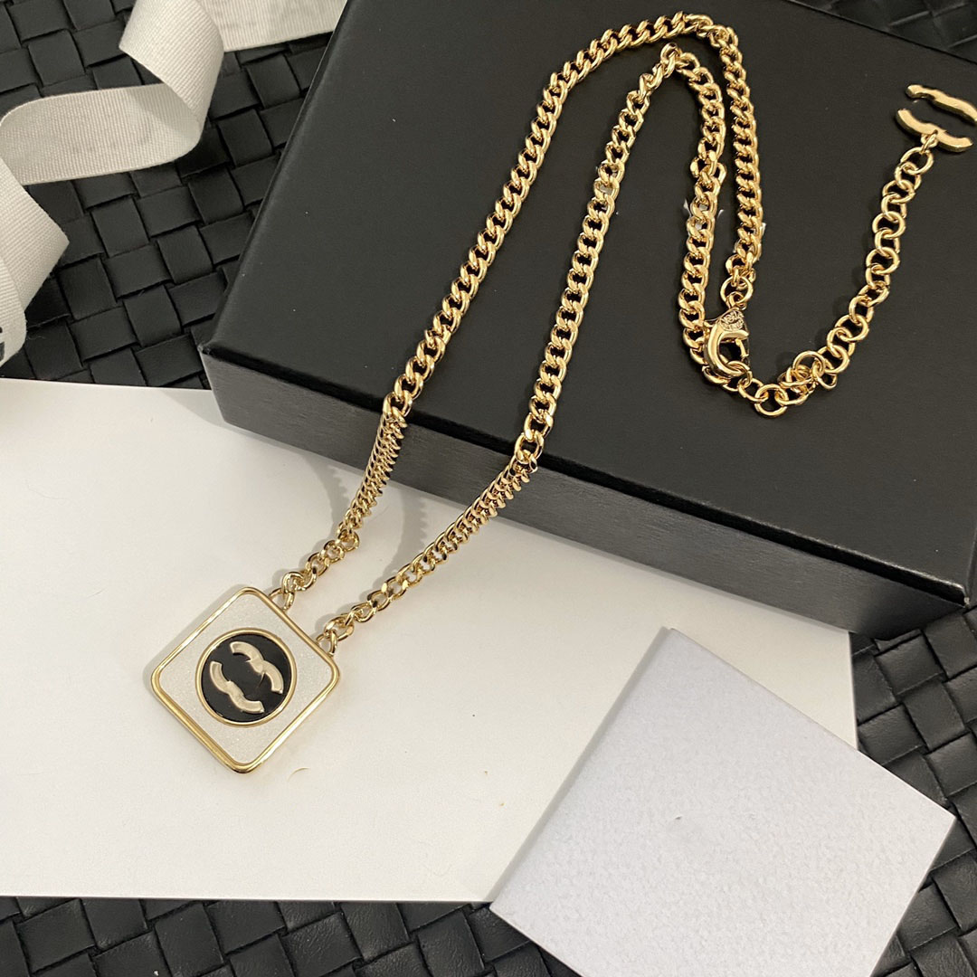 

Necklaces Designer Luxury Letter Pendant Women Pearl Crystal Collar Chain Brass Copper Real Gold Plated Sweater Necklace Jewelry Accessories