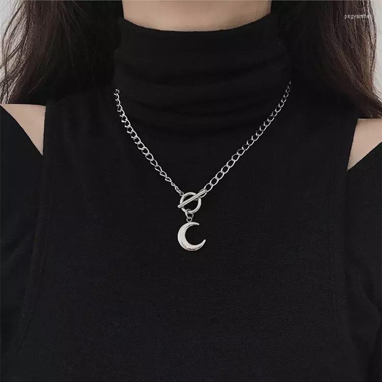 

Pendant Necklaces European American Glossy Alloy Curved Moon Necklace With T Shaped Buckle Metal Womens Fashion Jewelry Gift