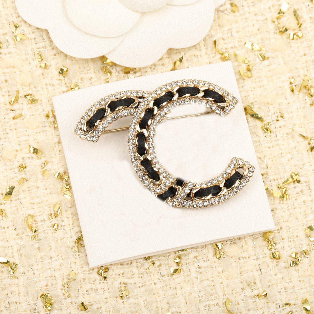 

2023 Luxury quality charm brooch with diamond and black geunine leather have box stamp simple design PS7825A