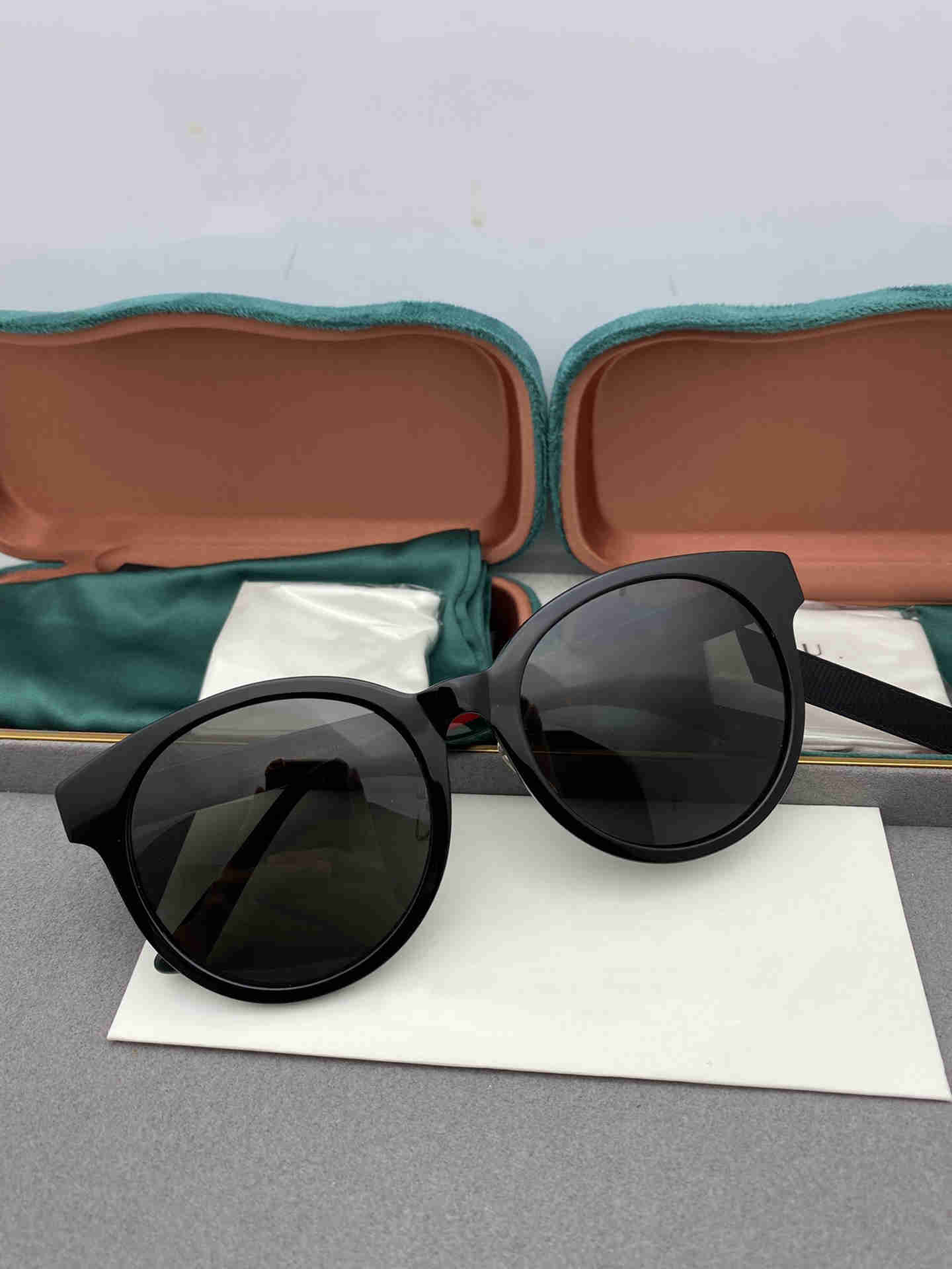 

Gradient Party Sunglasses: Rimless Designer Frames for High-Definition Fashionistas