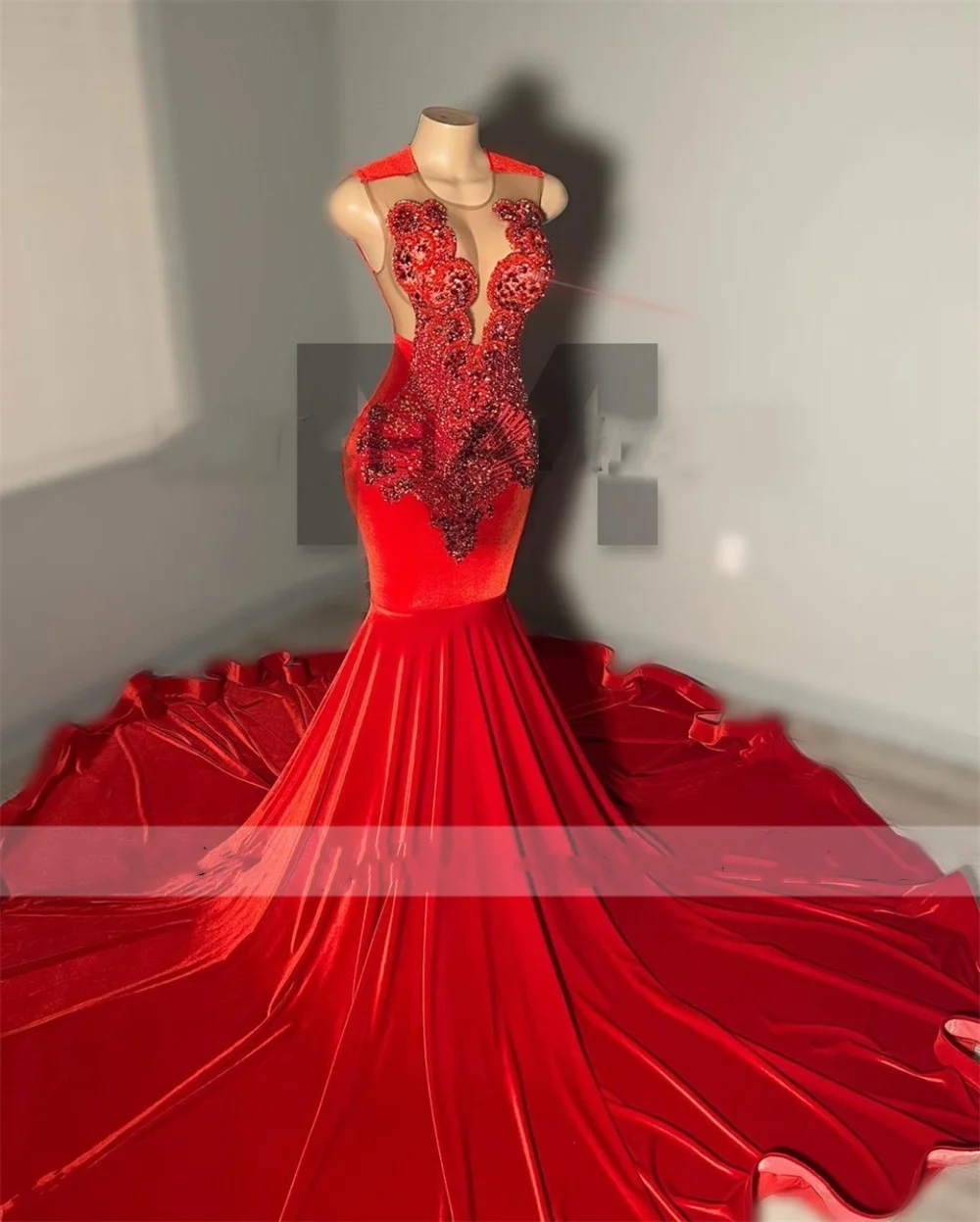 Élégant veet rouge sirène bal 2024 pour les filles noires cristaux de fête perles robes de soirée de cou transparent