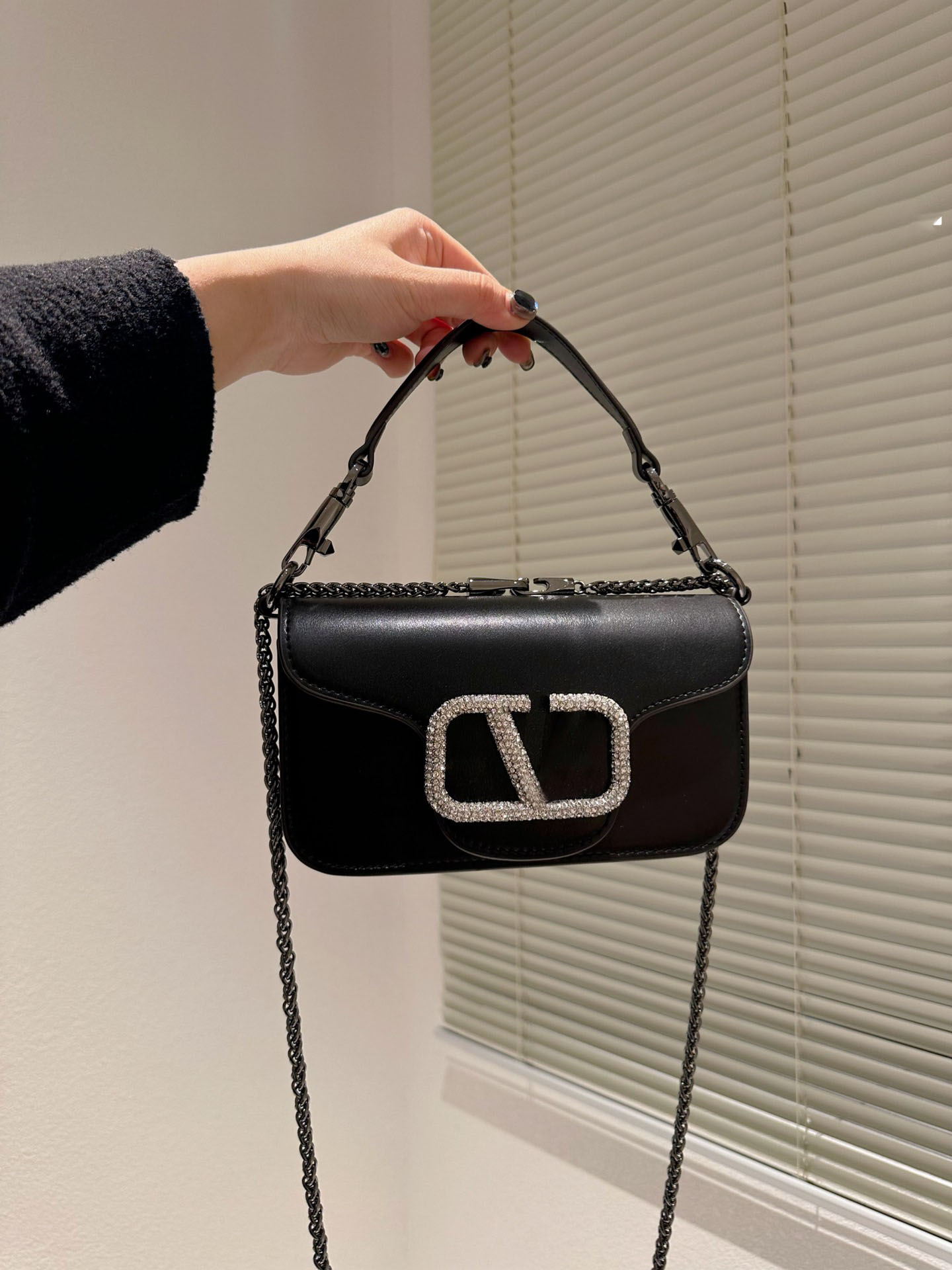 

H-New Luxury handbag shoulder bag envelope bag imported cowhide fashion 2023 personality chain messenger bag designer flip bag, Black