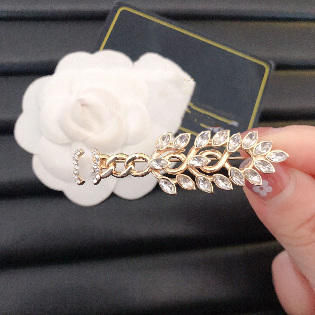 

Gold Silver 2color Luxury Designer Letter Brooches 18K Gold Plated Pins Stainless Steel Women Pearl Brooch Charm Suit Pin Wedding Party Gift Jewelry Accessorie