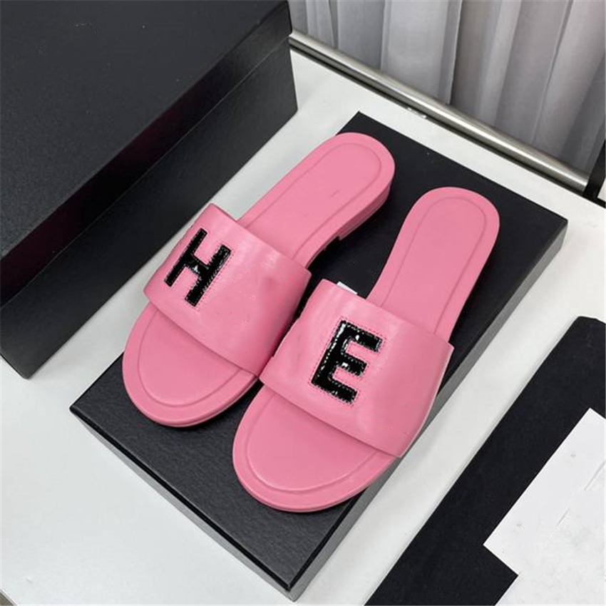 

Fashion Slippers 2023 Channel Design Summer Men and Women Flat Shoes Thick Sole Leather Rubber Letter Logo Casual Cartoon Slippers 07-07