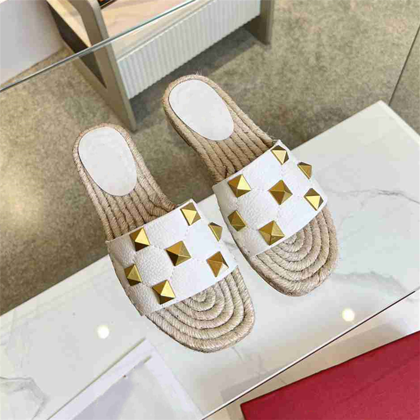

Fashion Slippers 2023 Valentinoity Luxury Design Summer Men and Women Flat Shoes Thick Sole Leather Rubber Letter Logo Casual Cartoon Slippers 06-09