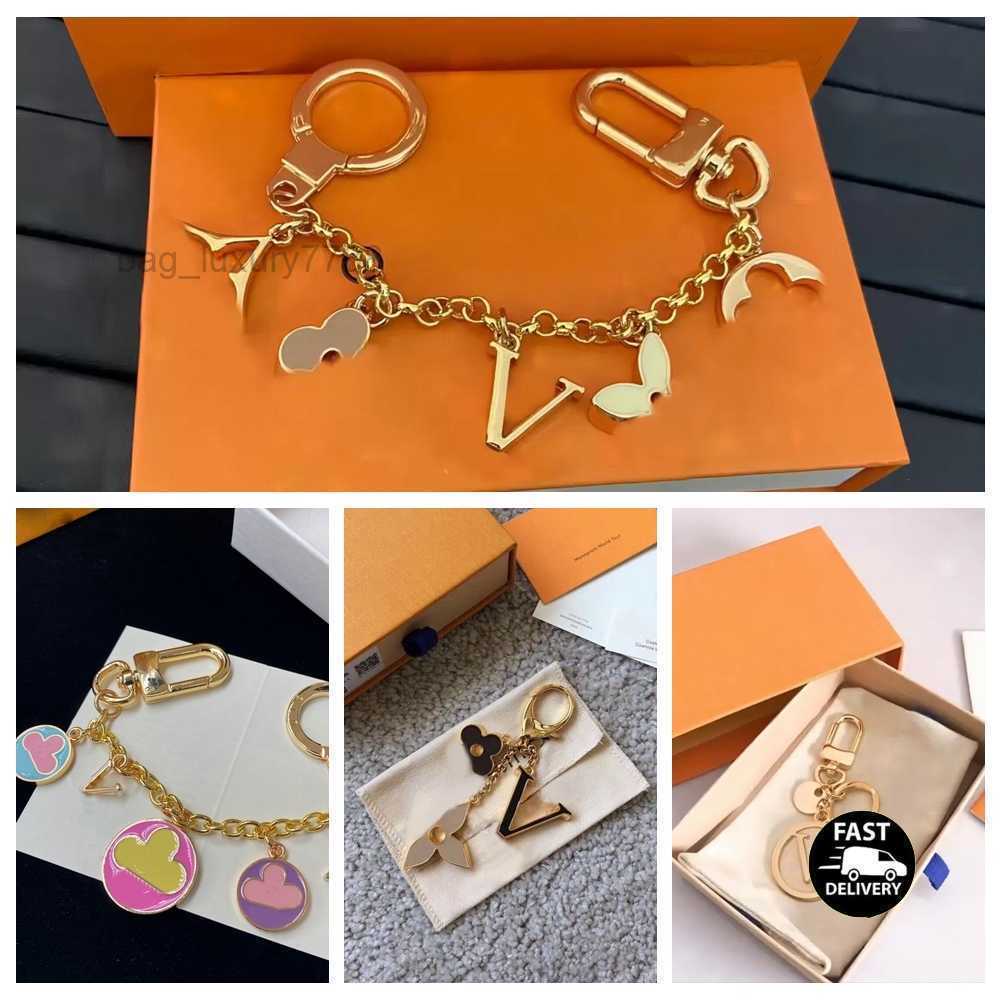 

Luxury Designers Keychains Letters With Diamonds Designers Keychain Top Car Key Chain Women Buckle Jewelry Keyring Bags Pendant Exquisite Gift