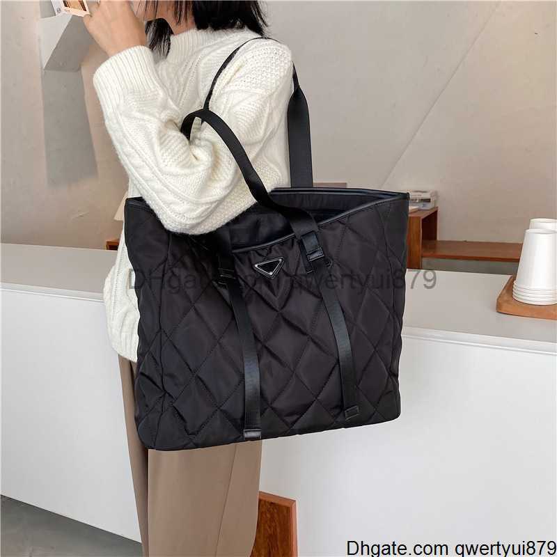 

qwertyui879 Women Luxury Designer Tote Bags Autumn Winter New Lady Shoulder Bag High Quality Nylon Handbags Large Capacity Shopper Bag 413SMT, Black