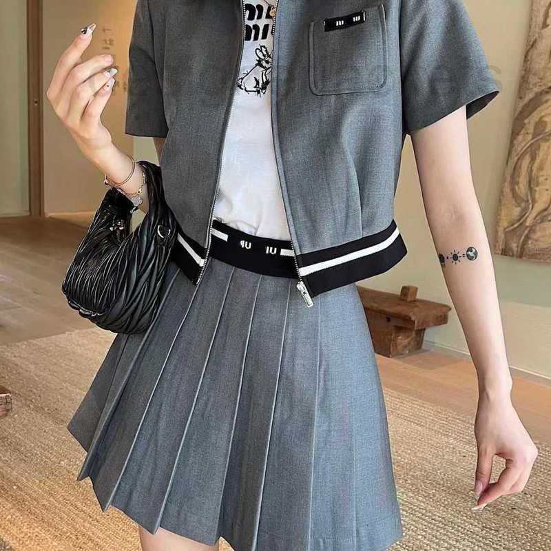 

Two Piece Dress Designer New womens suit skirt designer set skirts letter zipper short-sleeved jacket short pleated Skirt fashion casual suits SO6I, Black