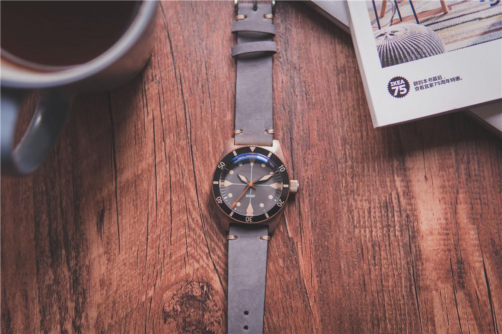 

Wristwatches Vintage 40MM Black Dial Ceramic Bezel Domed Crystal 200M Water Resistance Japan NH35 Automatic Men's Watch