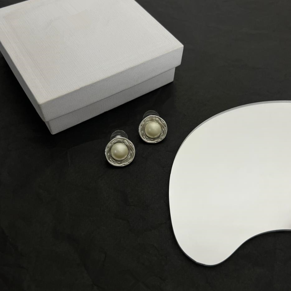 

Dangle & Chandelier High Quality Luxury Brand Fashion Earstuds are simple, fashionable, and bold in design, making fashion even more fashionable