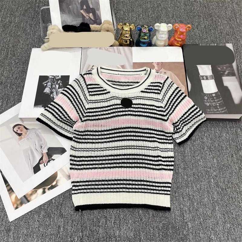 

Designer T-shirts Contrasting Color Striped Print Front Logo Embroidery Short Sleeve Tee Classic Crew Neck Design Threaded Edge Pullover Tops Women Clothes