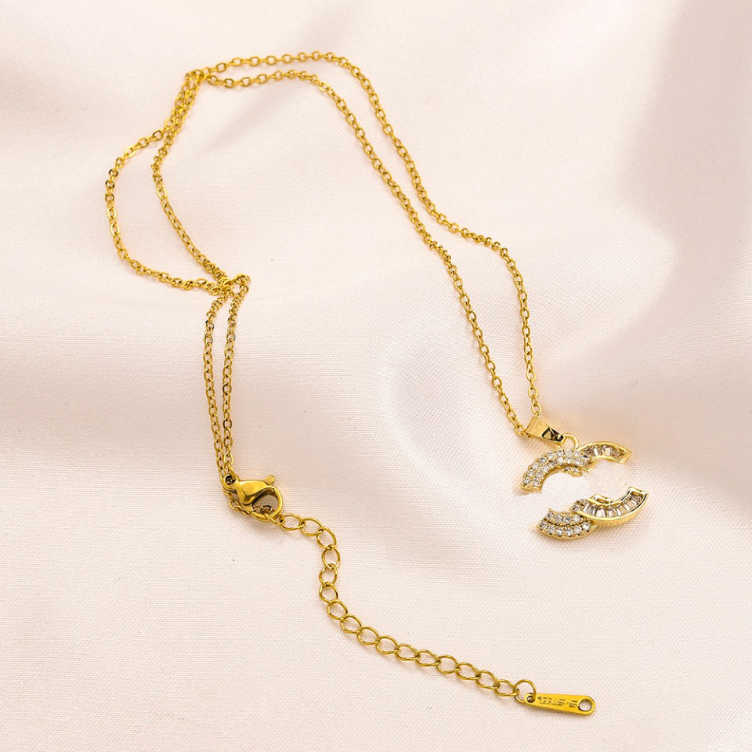 

Luxury Womens Pendant Necklace Designer Brand Choker 2023 Romantic Girls Diamond Necklace 18K Gold Plated Wedding Party Necklace Family Gift Jewelry Wholesale