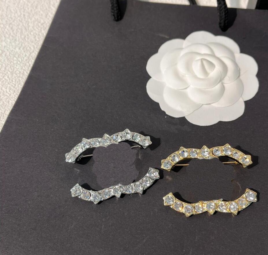 

Brand Design Brooches Small Sweet Wind Women Double Letters Brooch Suit Pin Fashion Jewelry Clothing Decoration High Quality Crystal Rhinestone Accessories