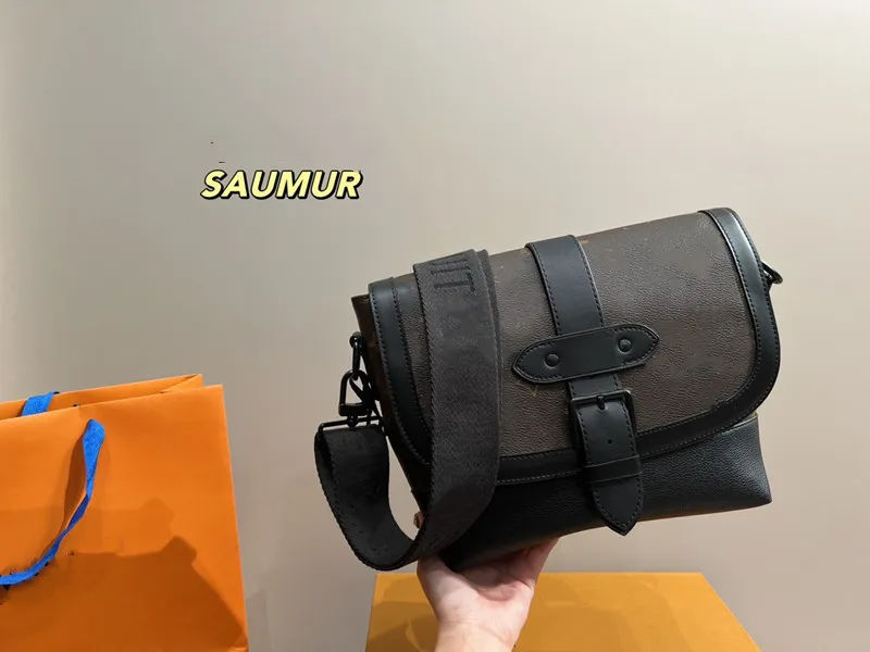 

Mens Shoulder Bag SAUMUR Male Backpack Messenger Purse Canvas Leather Cross Body Black Men Luxurys Designers Flip Bags Sling Handbag