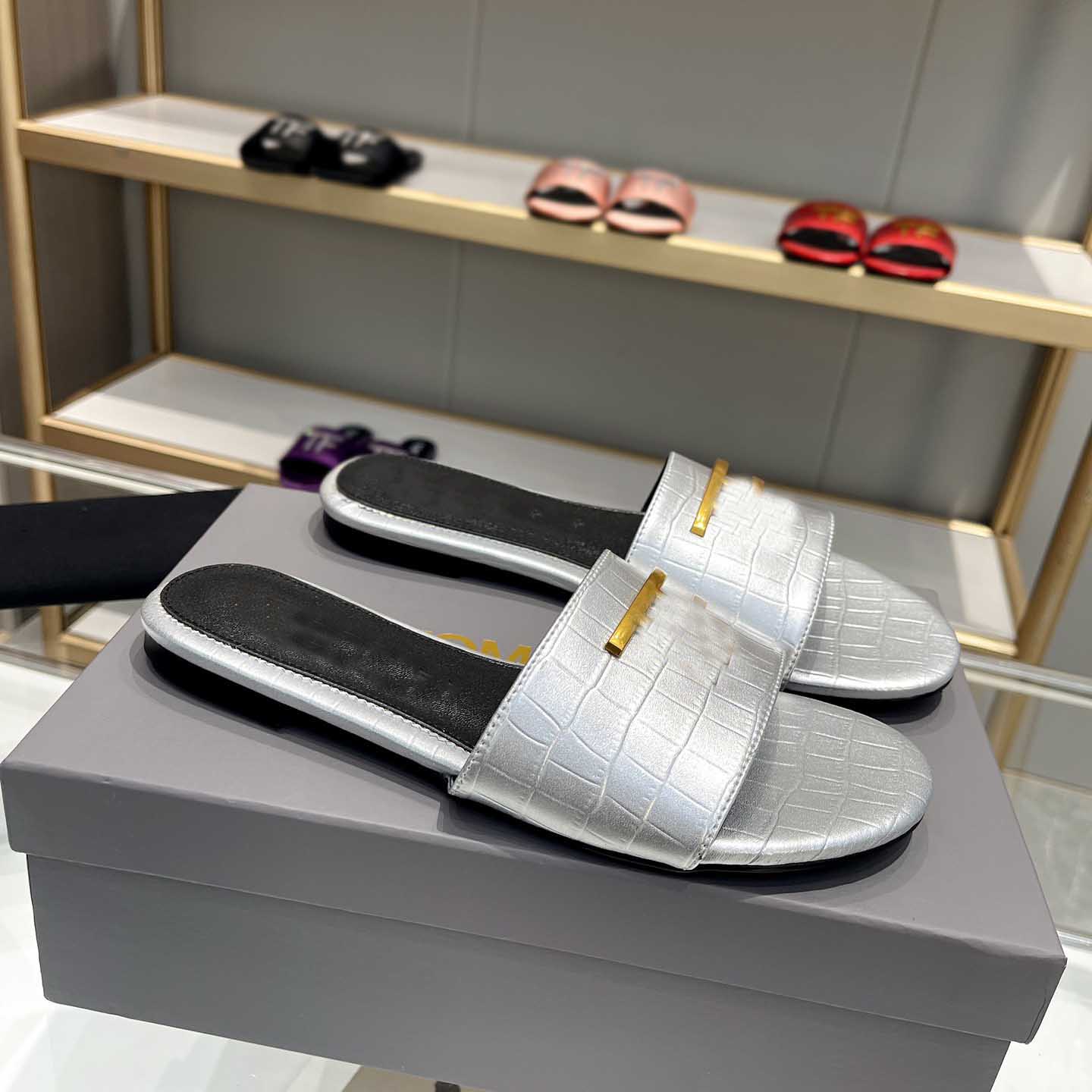 

Slippers, skateboarding shoes, women's shoes, beach slippers, hotel bath designer cartoon crocodile sexy sandals, classic flat heel summer lazy leather flip-flops., White