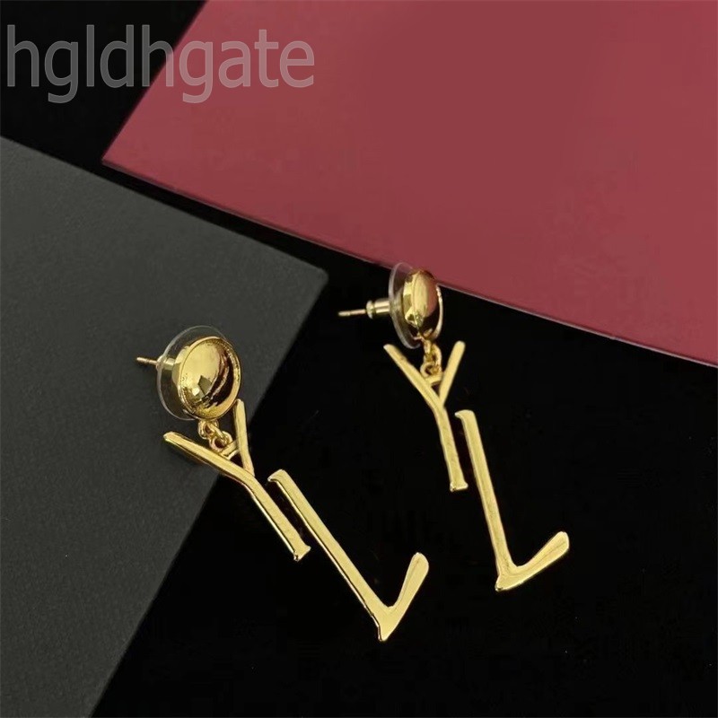 

Special stud earrings easter designer earring emme rhinestones iced out band letters femme sweet classic rhinestone simple alloy luxury earrings cool ZB033 F23