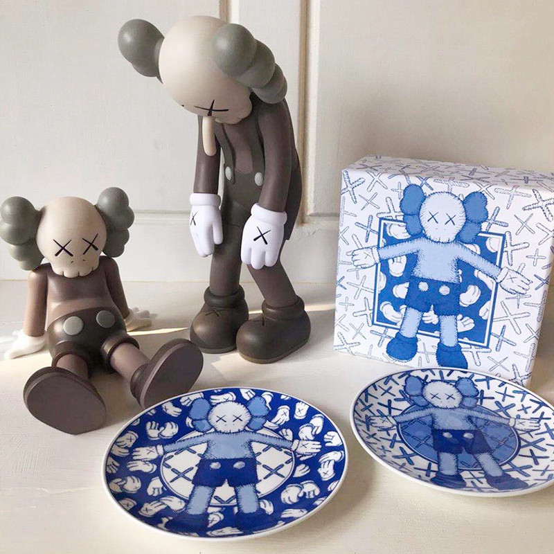 

HOT-selling Games 0.8KG 28CM The Small lies Companion Vinyl Figure With Original Box Action Figure model decorations toys