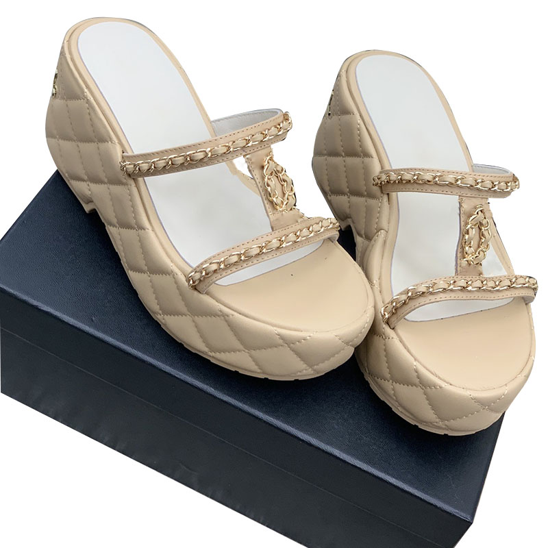 

Womens Slippers Lampskin Wedge Platform Heels 7.5cm Sandals Ladies Slip On Slides With Chain Quilted Texture Gold-Tone Metal Mules Girls Flip Flops Outdoor Beach Shoe, Black