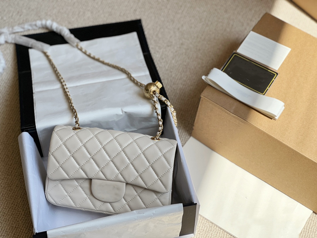 

Classic luxury One Shoulder bag Trend fashion designer Tote leather soft metal chain crossbody bag, White