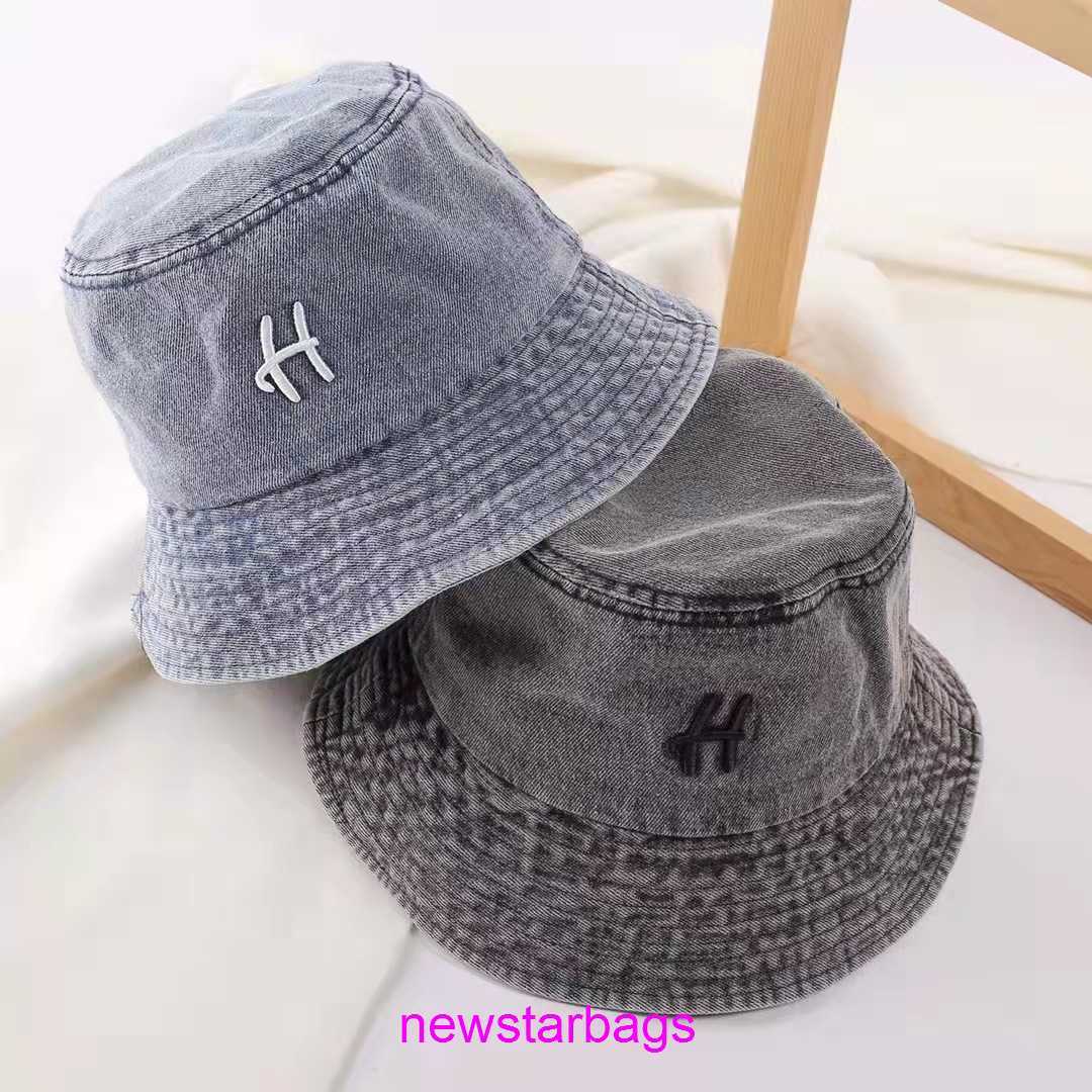 

Original edition Designer Herms Hat for sale Washed denim fisherman hat women in spring and summer season vintage street photos internet red basin personalize, Blue white h