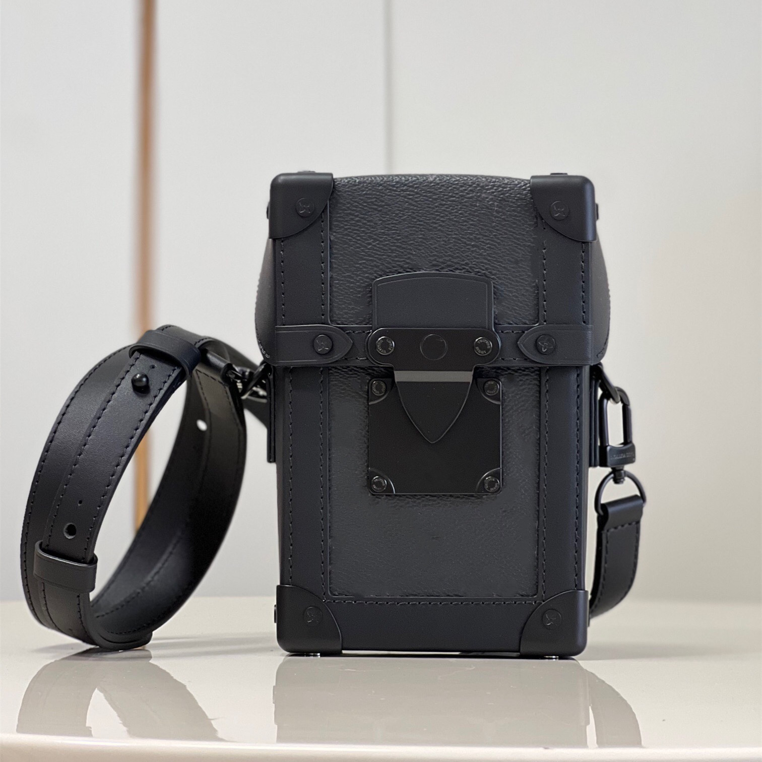 

Luxury Designer Vertical Trunk Mini Handbag 17.5cm unisex Shoulder Bags Mobile Phone Bag embossing Canvas Leather Handbags Coin purse Box m82070 m82077, Black flower 17.5*10.7*6.8