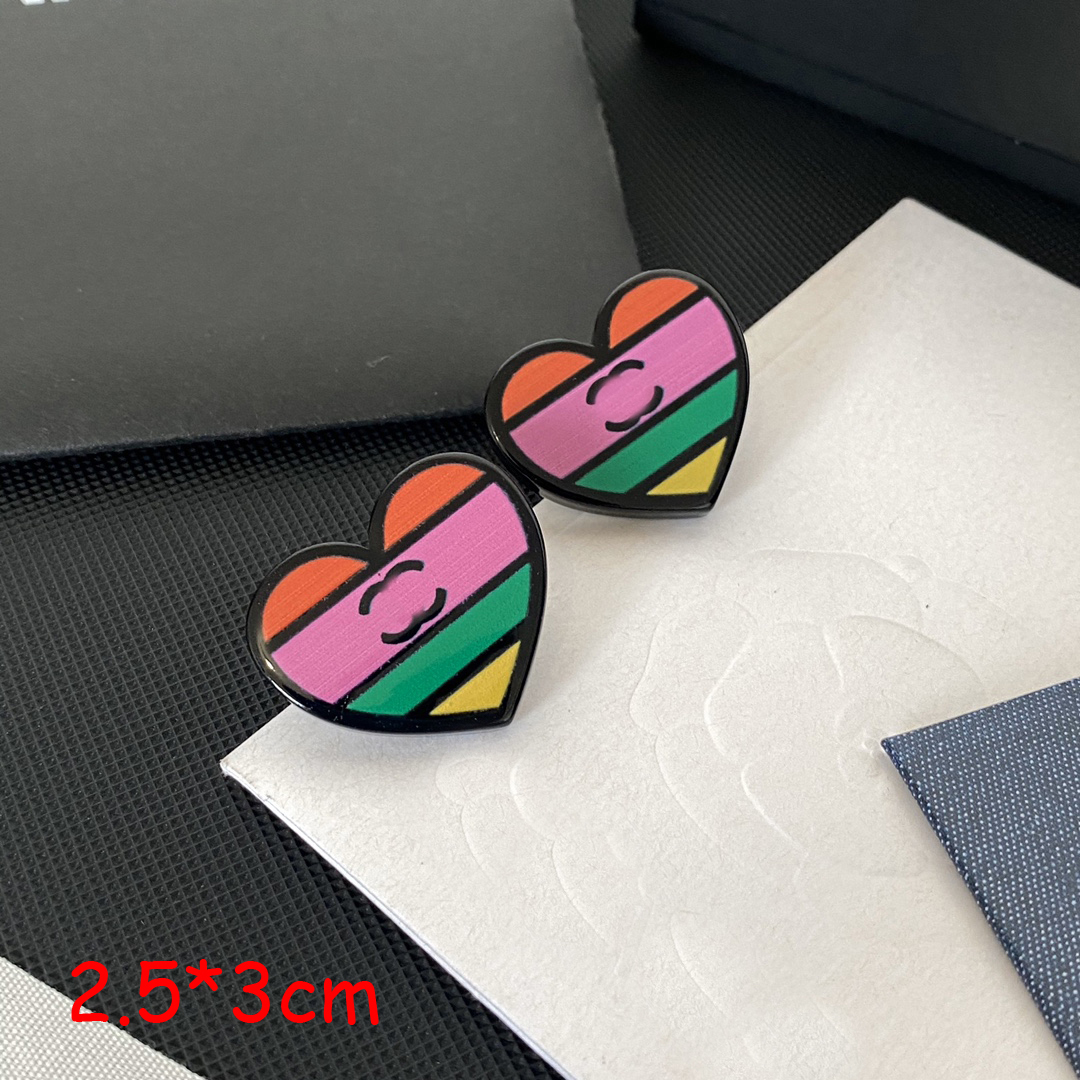 

High Quality Brand Designer Letter Ear Stud Earrings Real Gold Plated Acrylic Stamp Heart Heart Earring Fashion Womens Elegance Wedding Party Jewelry Accessories