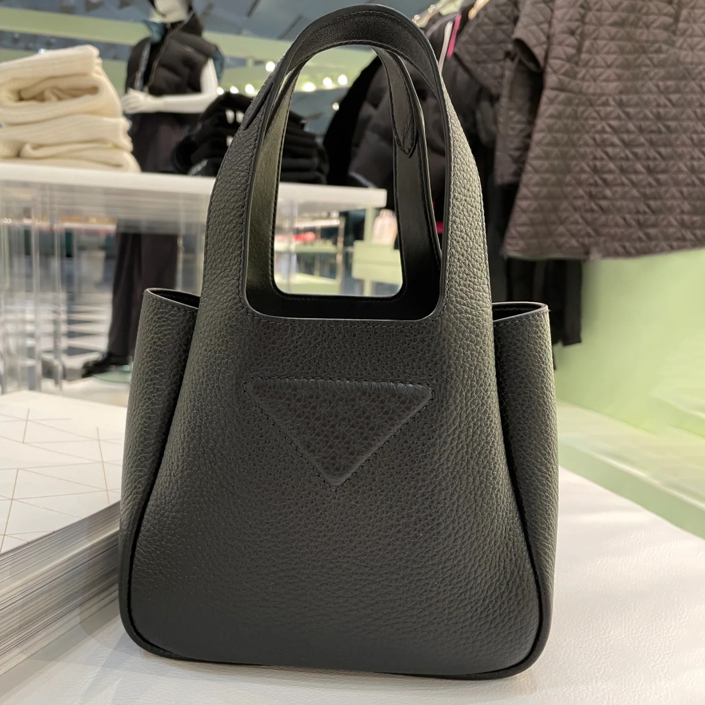 

Cowhide leather handbag prad Triangle the tote bag basket Womens Mens designer bag Metal fittings Travel crossbody bags Magnetic snap pochette shoulder clutch bags, White