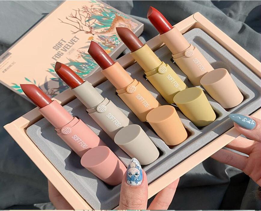

The matte velvet lipstick set has a thin and durable texture and a small sample box that does not stain the cup easy wear 05788478764, Army green